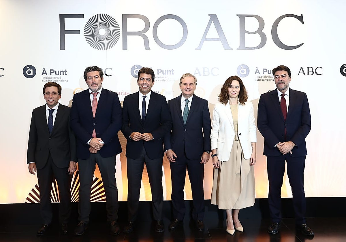 De izquierda a derecha: el alcalde de Madrid, José Luis Martínez-Almeida; el director de ABC, Julián Quirós; el presidente de la Comunidad Valenciana, Carlos Mazón; el presidente de Vocento, Ignacio Ybarra; la presidenta de la Comunidad de Madrid, Isabel Díaz Ayuso; y el alcalde de Alicante, Luis Barcala