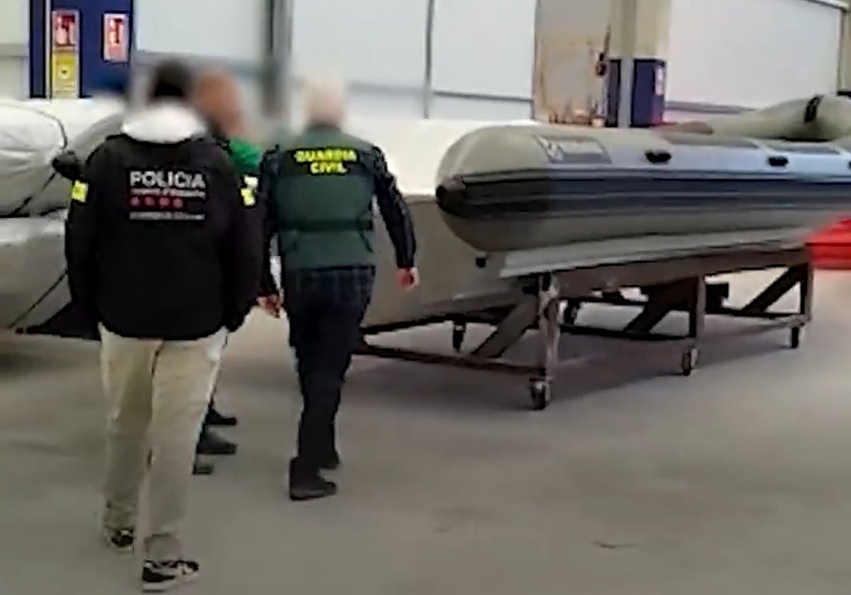 Agentes en un «centro logístico» que ensamble narcolanchas en Cataluña
