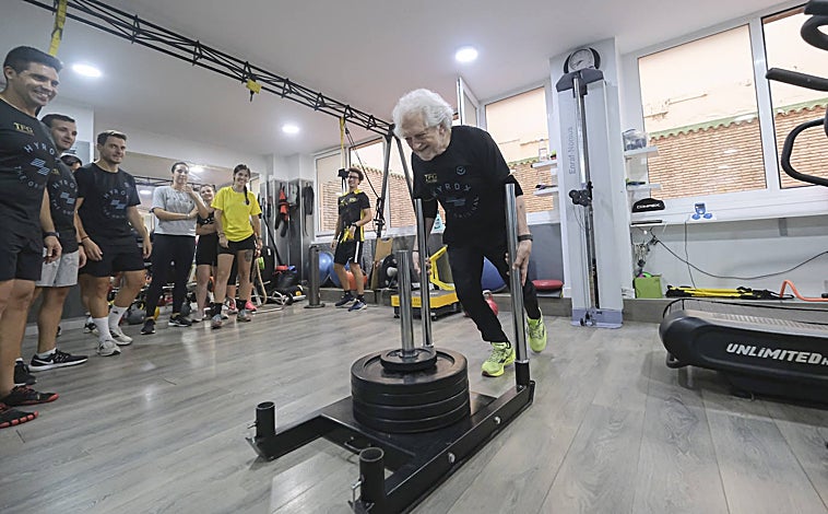 Imagen principal - Arriba, Alejandro Rojas-Marcos empuja el trineo. Sobre estas líneas, dos integrantes del equipo practican la tracción y los burpees con peso