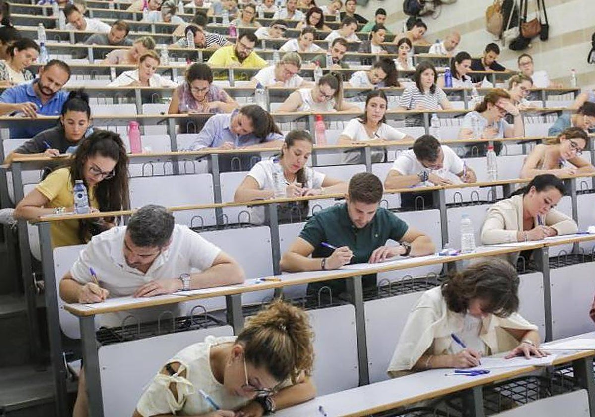 Estudiantes realizando una oposición