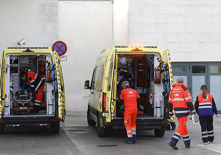 Profesionales sanitarios realizando un ingreso en las Urgencias del Hospital Reina Sofía