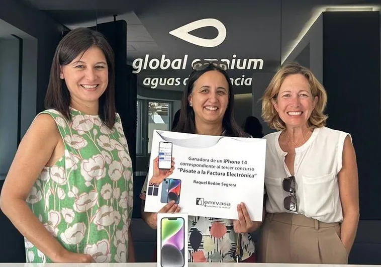 Imagen de Raquel Redón, ganadora del iPhone, junto a Nuria Romeral y Mª del Carmen Belda, de Emivasa