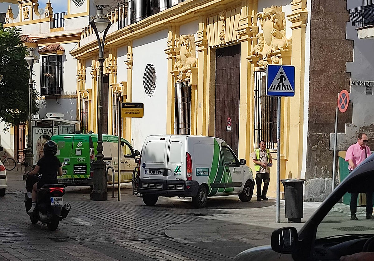 Equipos de Sadeco frente al palacio de los Guzmanes