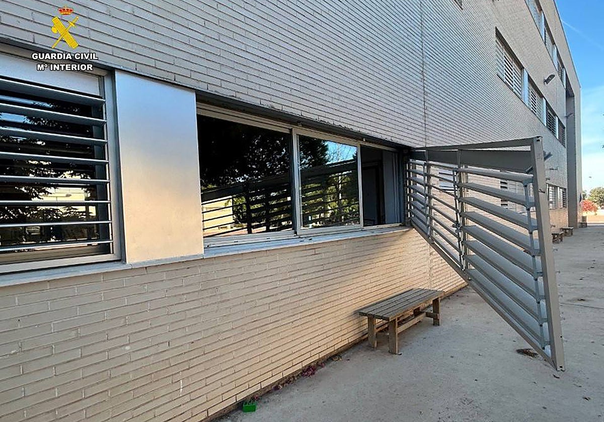 Imagen de la ventana forzada del centro por la que accedieron los ladrones