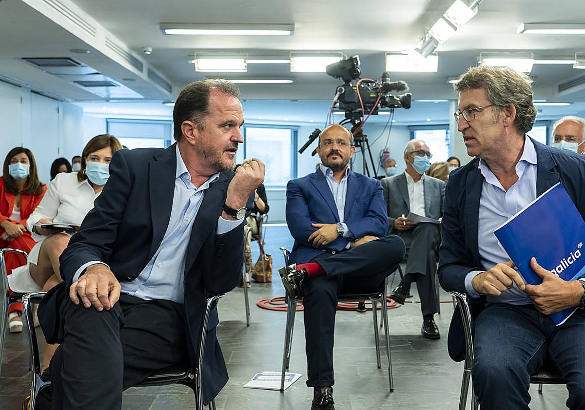 Carlos Iturgaiz junto a Alberto Núñez Feijóo en una imagen de archivo