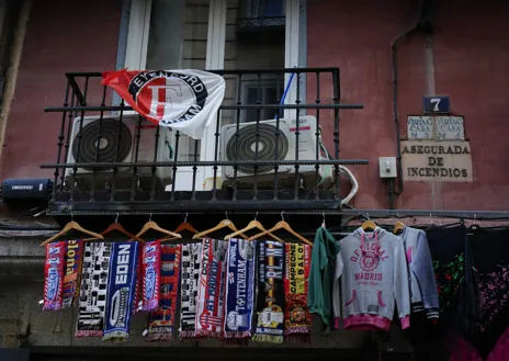 Imagen secundaria 1 - Dos furgonetas de la Policía Nacional custodian la Plaza Mayor;  Bandera de Feyenoord;  y las calles del centro de Madrid, sin incidentes antes y durante el partido