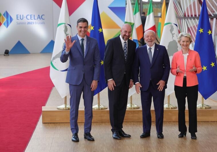 Sánchez junto a Charles Michel, Lula da Silva y Ursula Von der Leyen en un acto de la presidencia europea