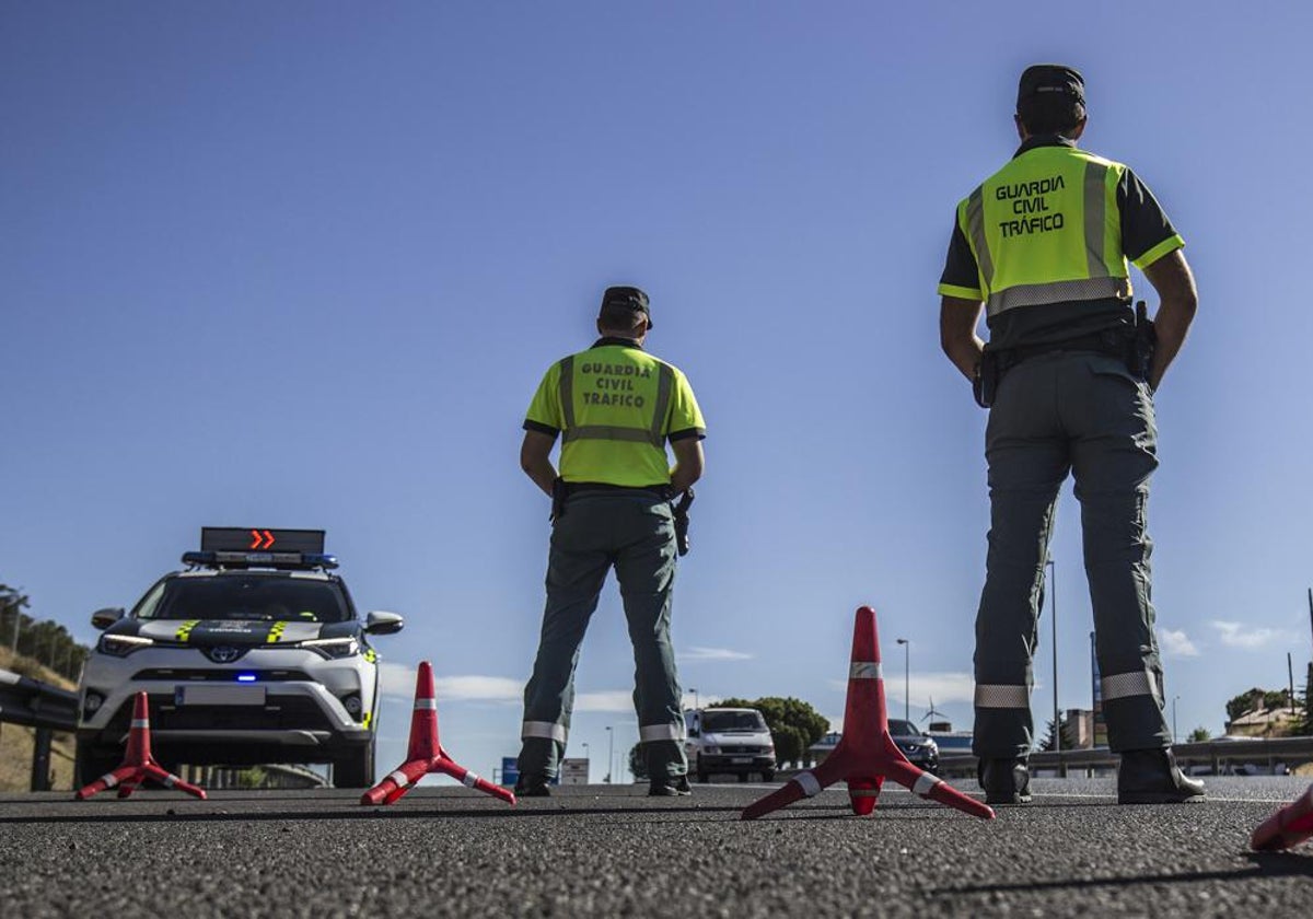 Imagen de archivo de un control de tráfico de la Guardia Civil