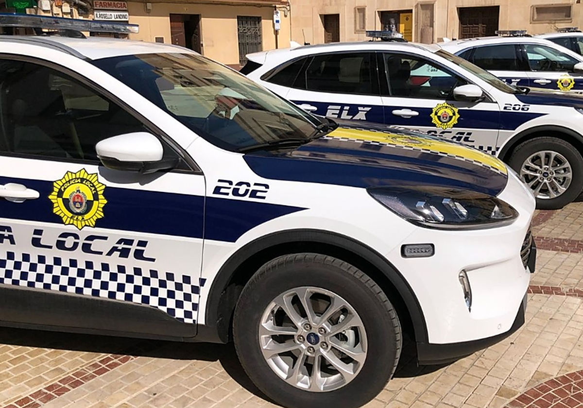 Imagen de archivo de varios coches de la Policía Local de Elche