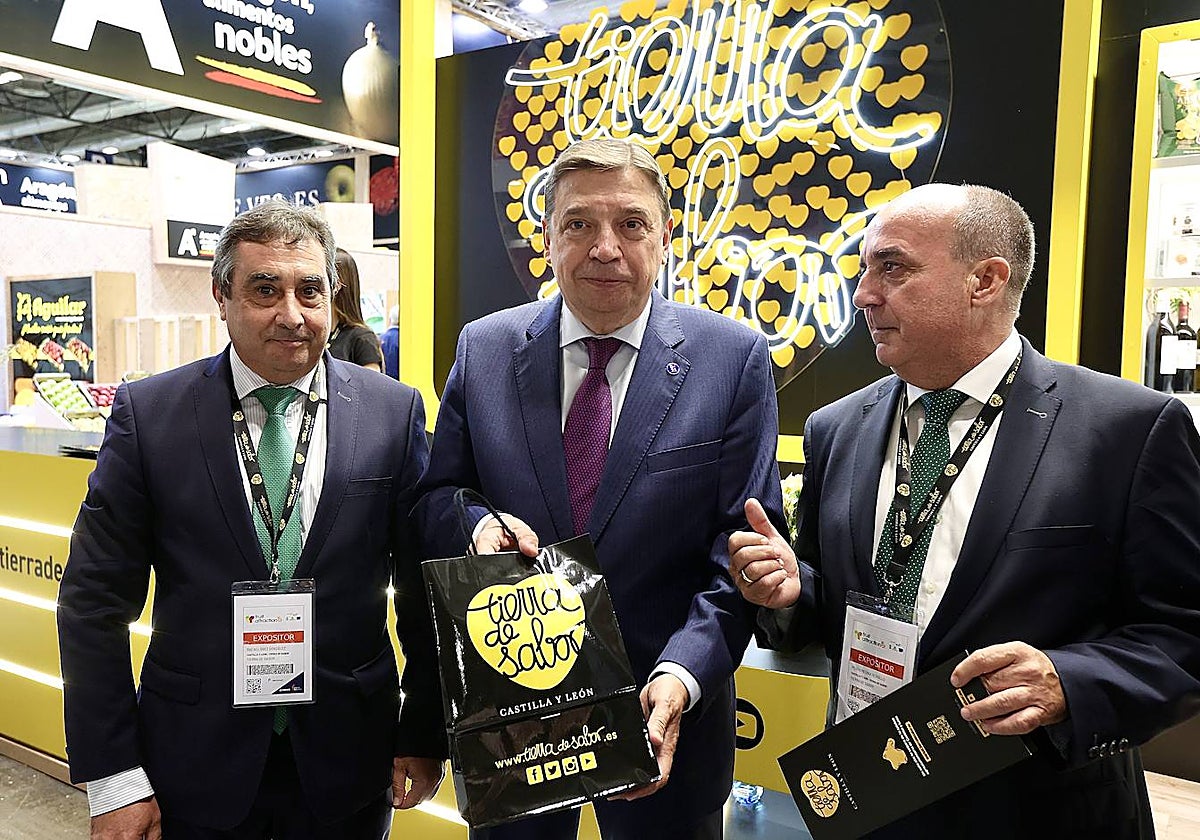 . El ministro de Agricultura, Pesca y Alimentación, Luis Planas junto al viceconsejero de Política Agraria Comunitaria y Desarrollo Rural, Pedro Medina, en el stand de Castilla y León, en la Feria Fruit Attraction