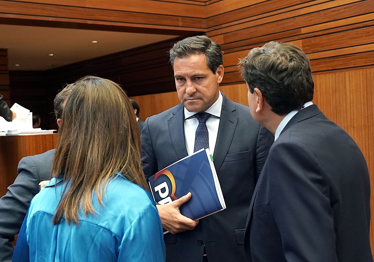 Un grupo de procuradores del PP charlan antes de la segunda sesión del debate de Política General de la Comunidad