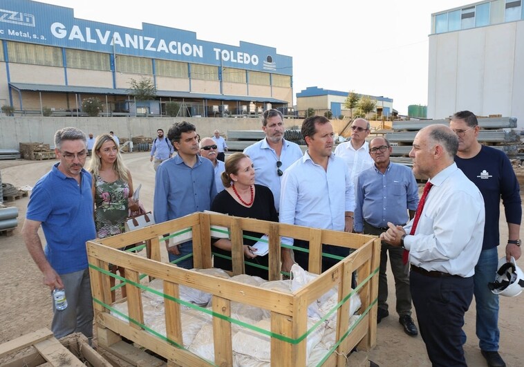 Carlos Velázquez, durante su visita a la empresa de Galvanización