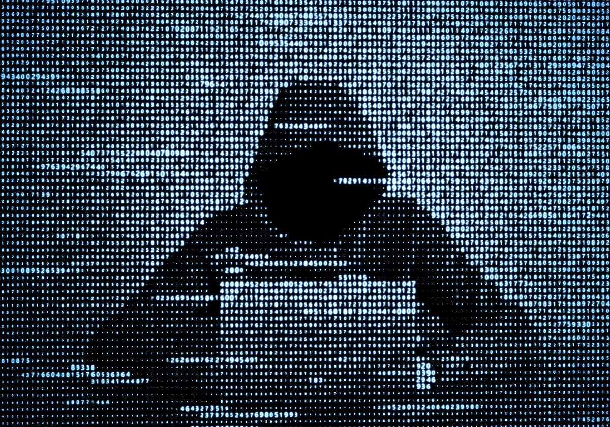 Un hacker, ante sus ordenador