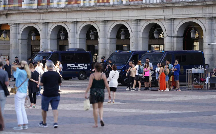 Imagen principal - Dos furgonetas de la Policía Nacional custodian la Plaza Mayor;  Bandera de Feyenoord;  y las calles del centro de Madrid, sin incidentes antes y durante el partido