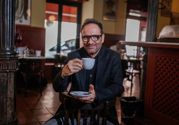 El entrevistado, en uno de sus cafés habituales