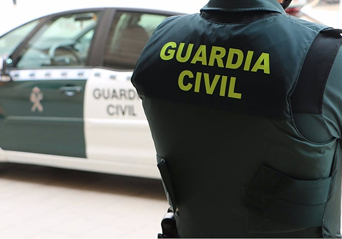 Un agente de la Guardia Civil