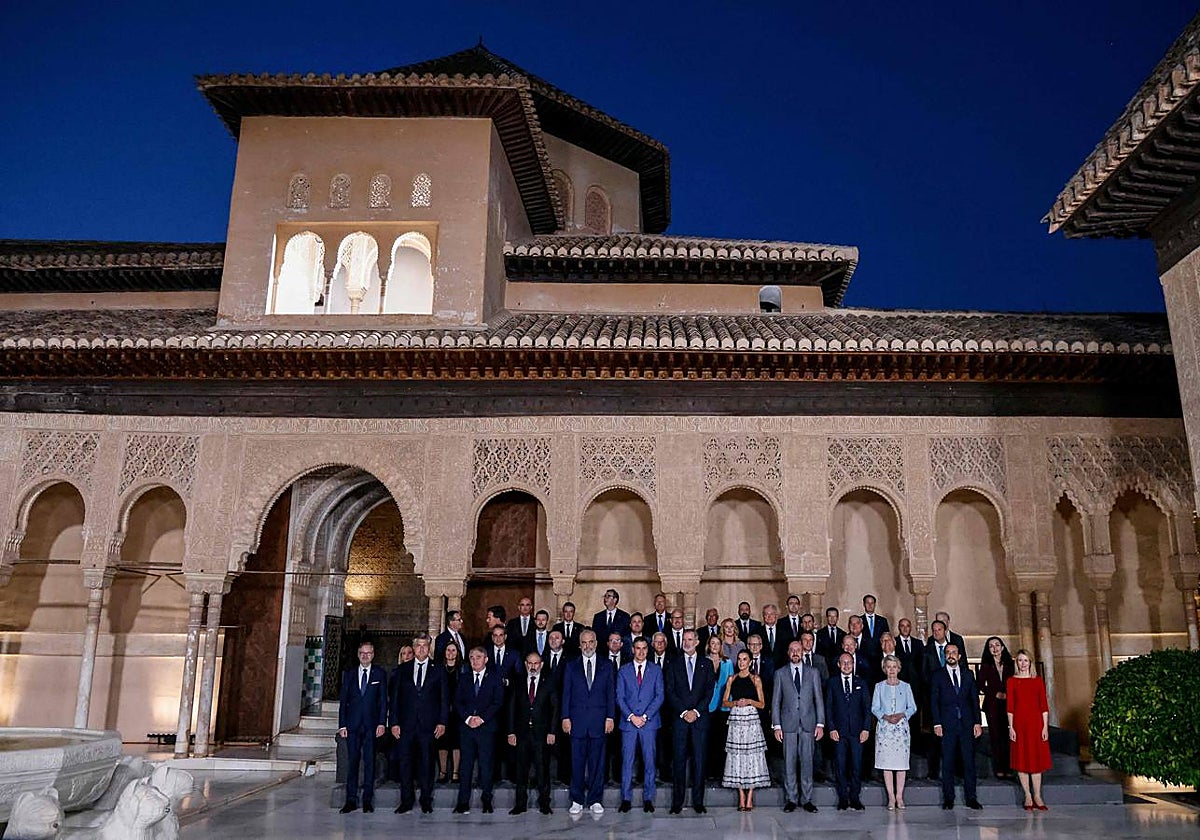 Foto de familia de los mandatarios y sus parejas en el Patio de los Leones de la Alhambra