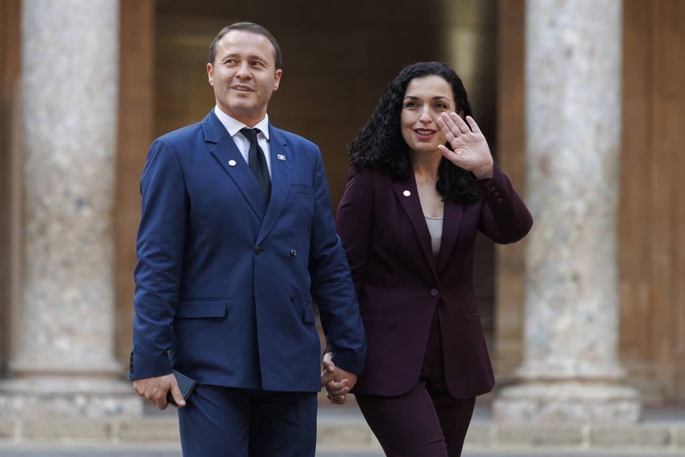 La presidenta de Kosovo, Vjosa Osmani-Sadriu, junto a su pareja