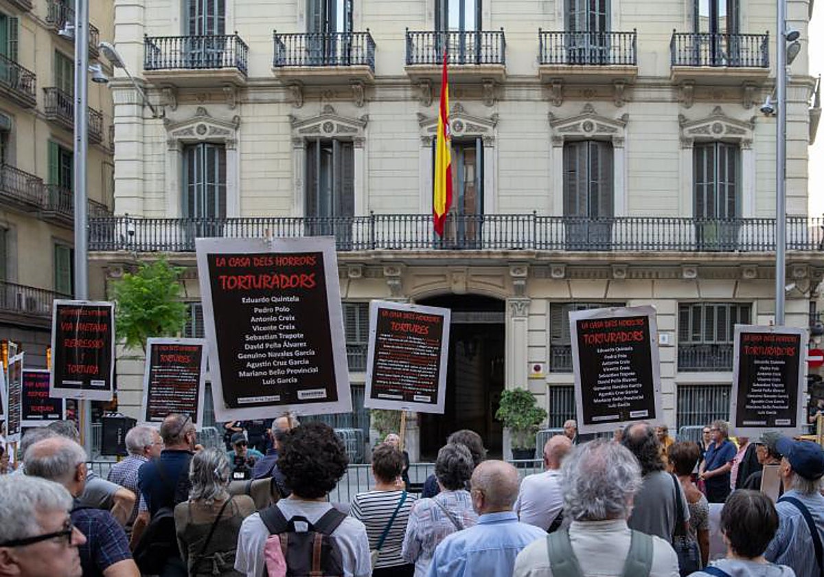 Manifestación independentista frente a la comisaría de Vía Layetana