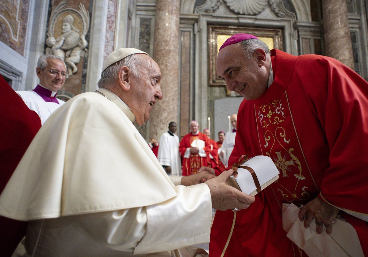 Imagen de la recepción del palio arzobispal de monseñor Benavent de manos del Papa Francisco en Roma