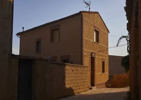 Imagen secundaria 1 - Abajo, la casa de Aitor Esteban en la calle del hospital de Cañamaque, un pueblo donde en las calles se ven más banderas nacionales que vecinos 