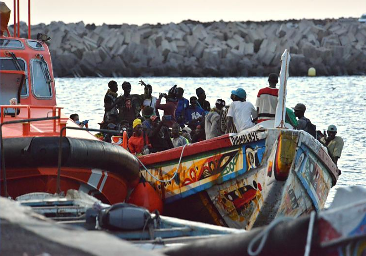 Salvamento  ha rescatado este viernes dos nuevos cayucos en El Hierro con unas 150 personas a bordo