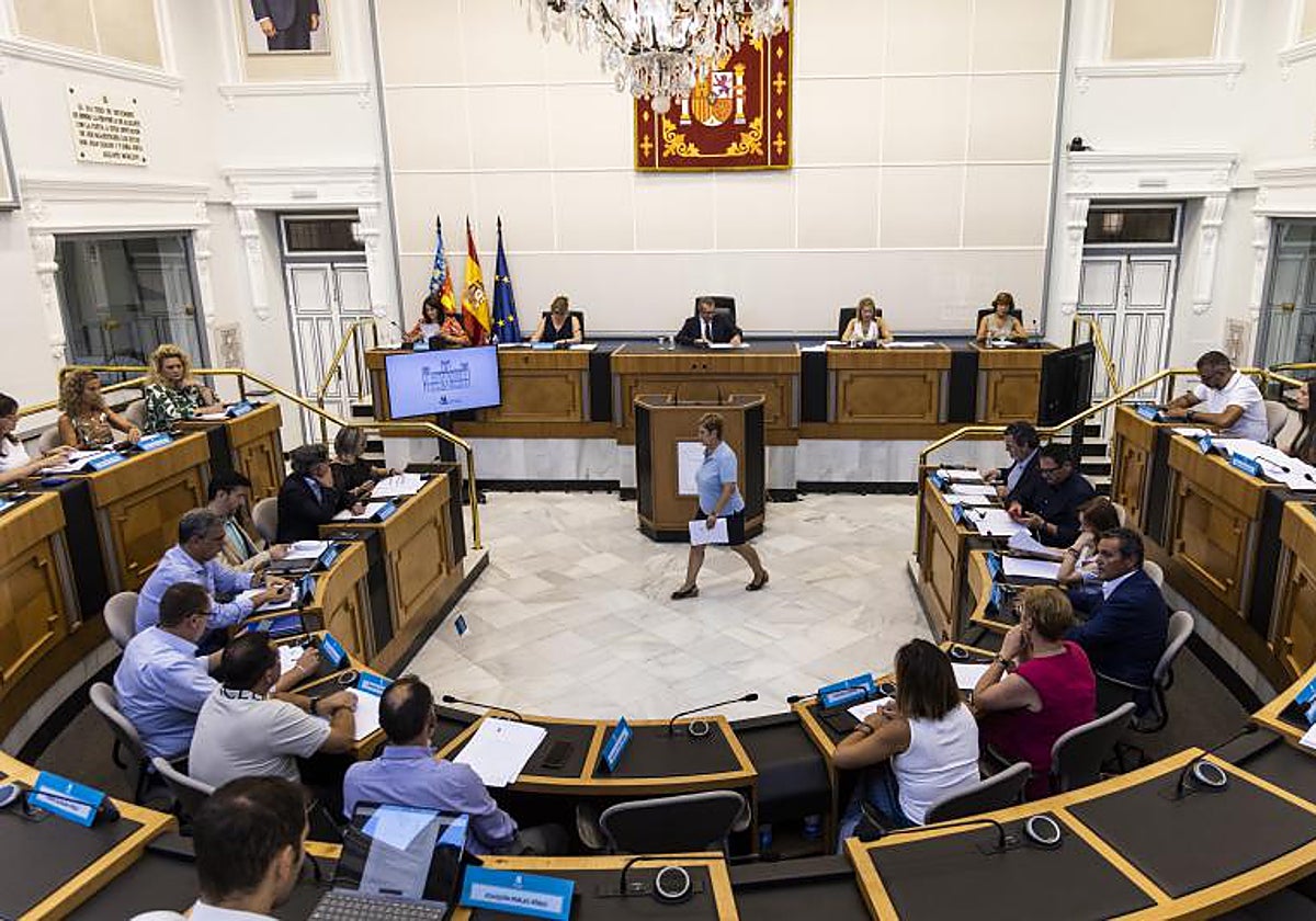 Imagen de archivo de un pleno celebrado en la Diputación de Alicante