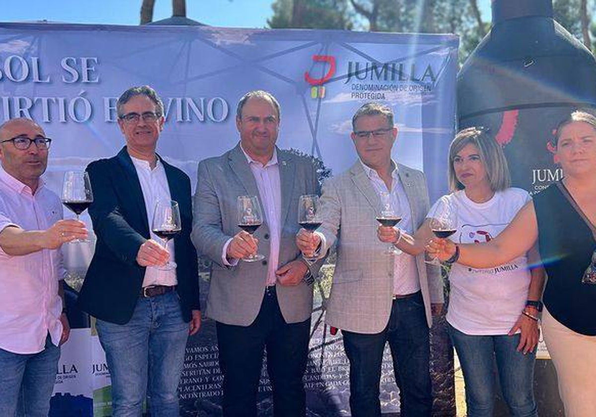 El consejero de Agricultura junto a responsables de la DOP Jumilla