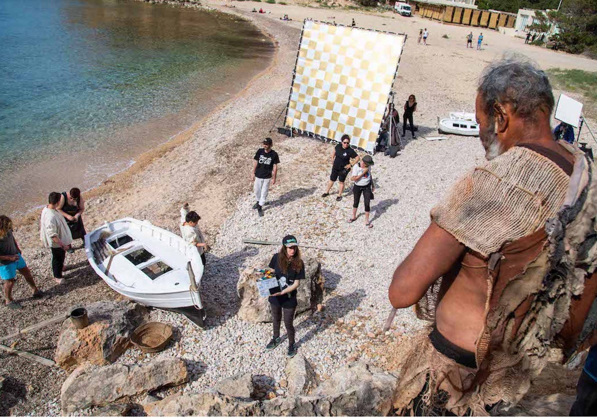 Momento del rodaje en una playa ibicenca con el gigante que da nombre a la película en primer plano