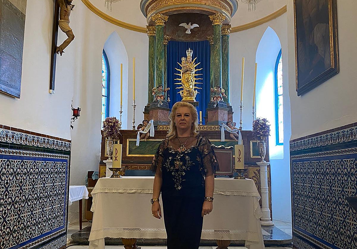 Isabel Carrión, ante la Virgen de Linares, una vez elegida hermana mayor