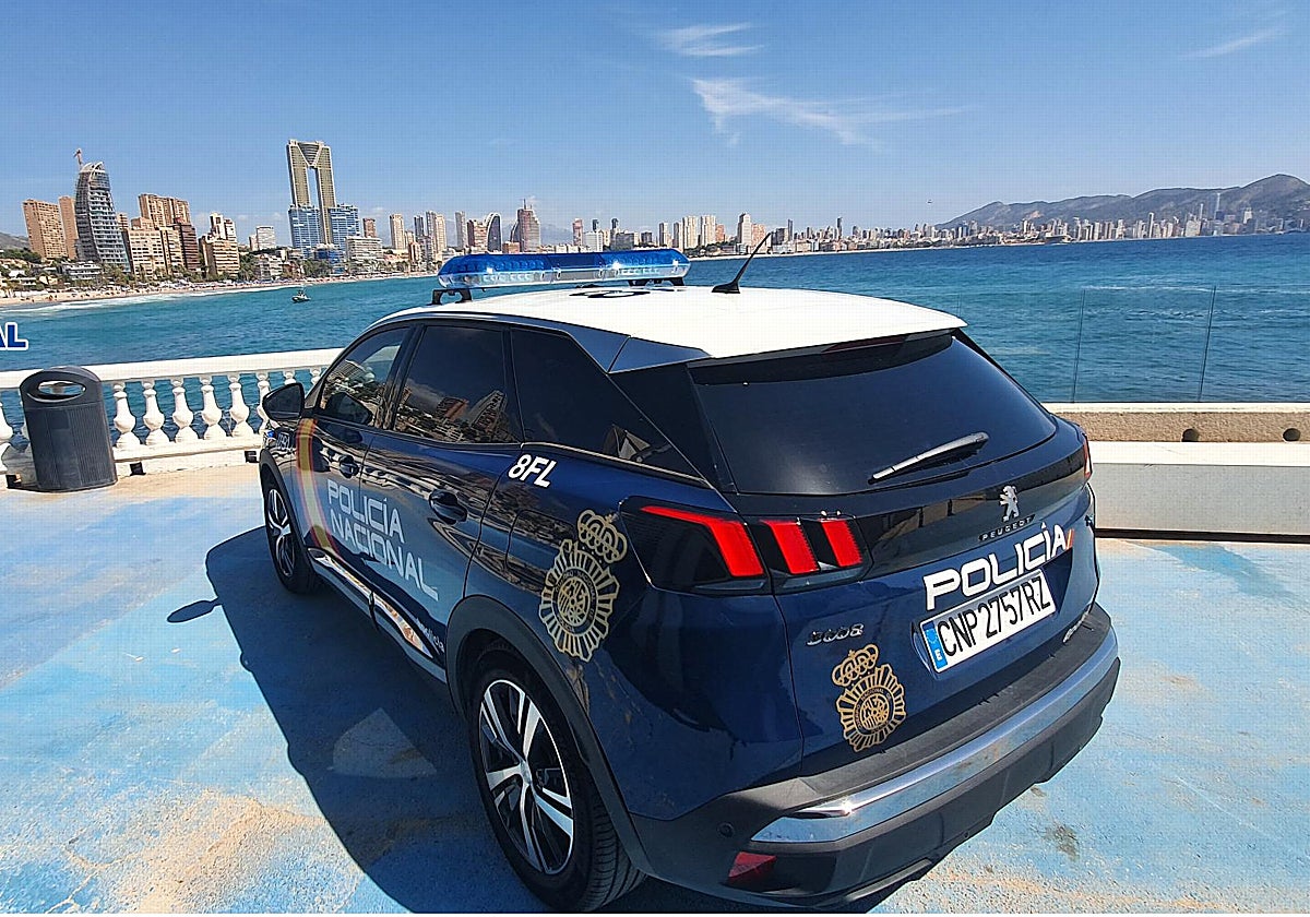 Imagen de archivo de un coche patrulla de la Policía Nacional en Benidorm