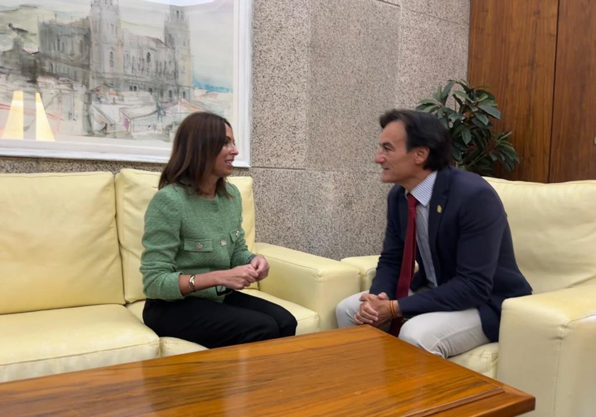 Imagen de la reunión entre la Consejera de Fomento, Rocío Díaz, y el alcalde de Jaén, Agustín González