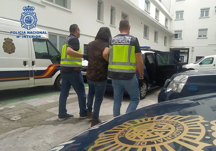 Dos agentes de la Policía Nacional transportan al detenido en Bilbao