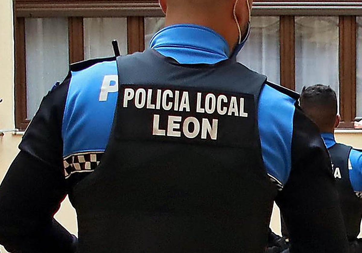 Agentes municipales le detuvieron tras colisionar con un vehículo policial