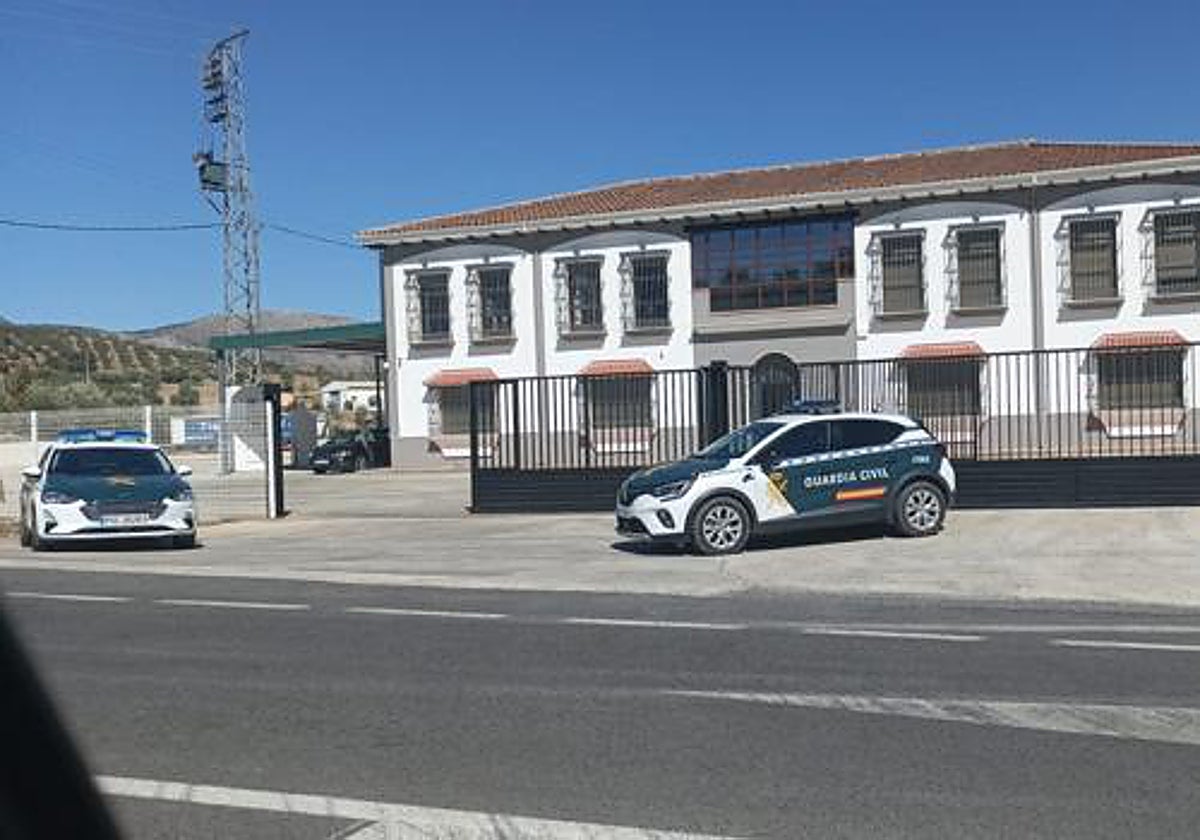 Vehículos de la Guardia Civil en la almazara donde fue inmovilizado gran parte del aceite robado