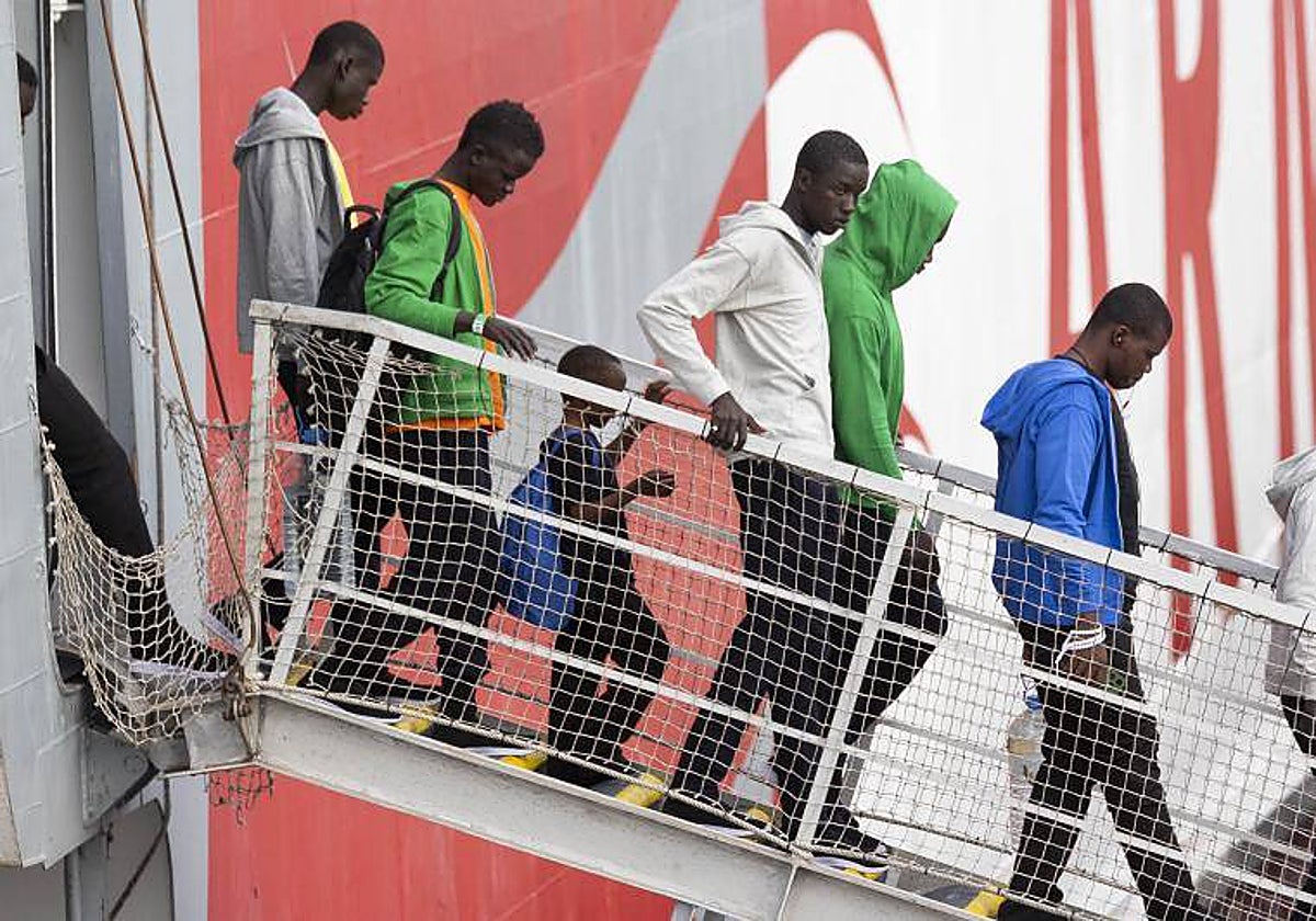 Traslado a Tenerife de personas llegadas a El Hierro en los últimos días