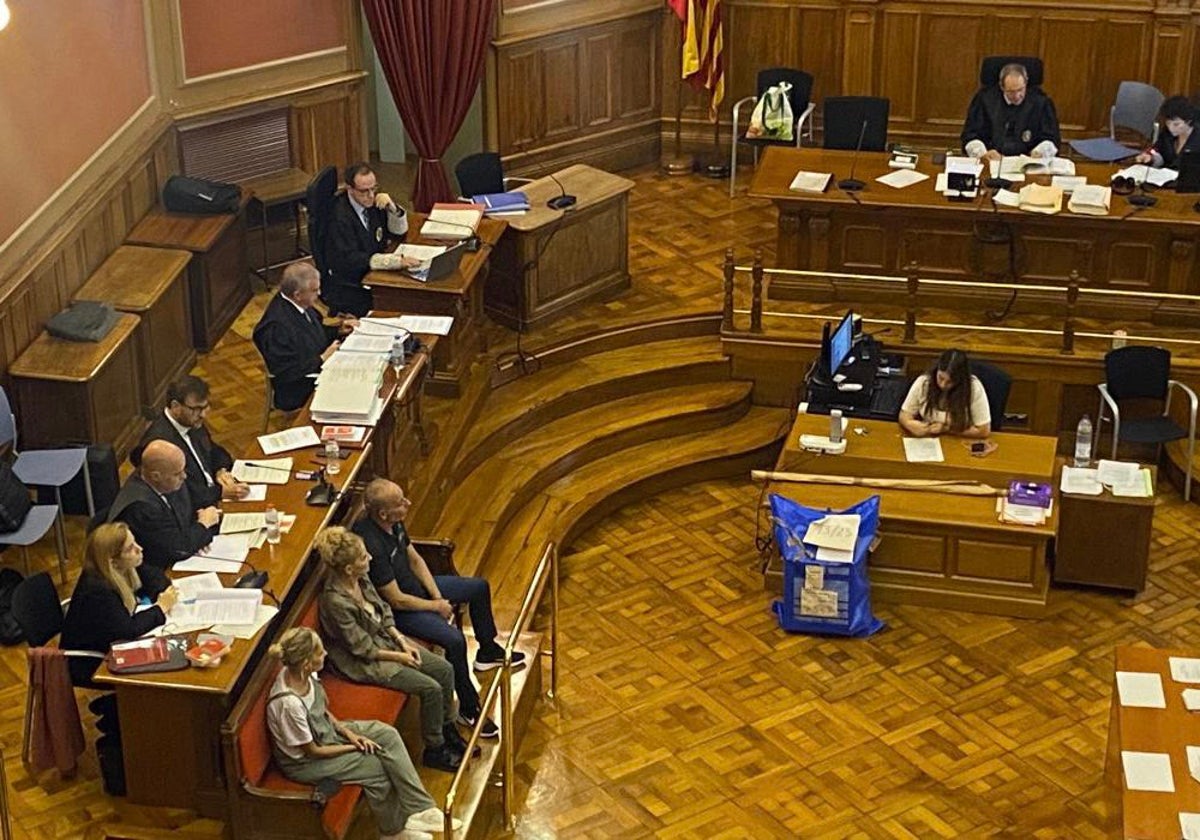 Los tres acusados, durante la primera sesión del juicio en la Audiencia de Barcelona