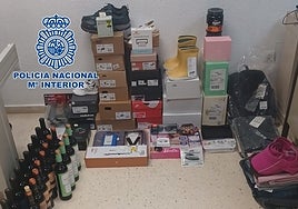 Zapatillas y botellas de vino: el botín confiscado a un repartidor ladrón que se quedó con 75 paquetes