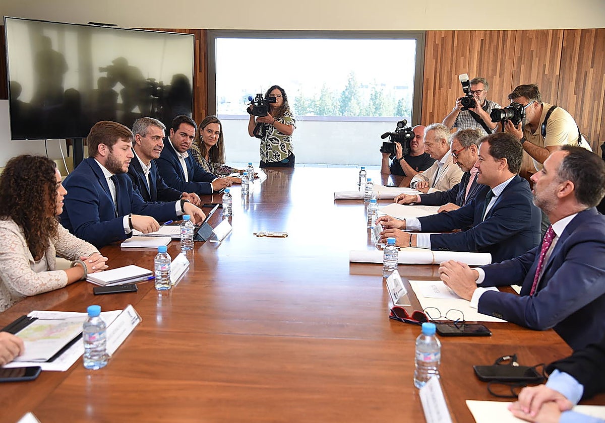 El encuentro se ha celebrado en la Consejería de Fomento