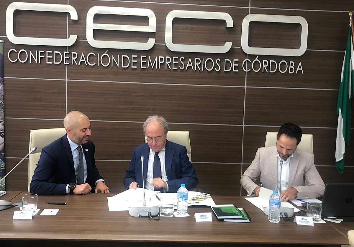 Los directivos de Alltech Crop Science Iberia y Olipe firman el acuerdo ante el presidente de CECO