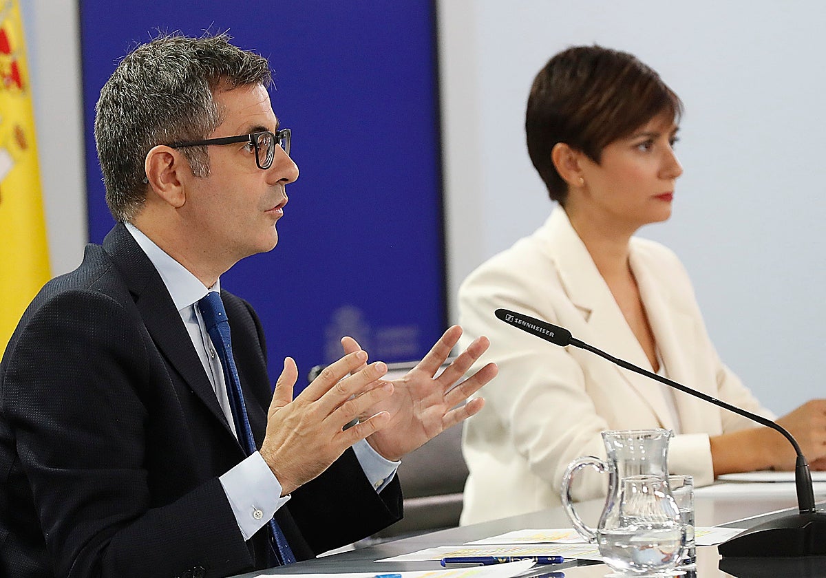 El ministro de la Presidencia, Félix Bolaños, durante su intervención  este martes en la rueda de prensa posterior al Consejo de Ministros, junto a la portavoz del Gobierno, Isabel Rodríguez