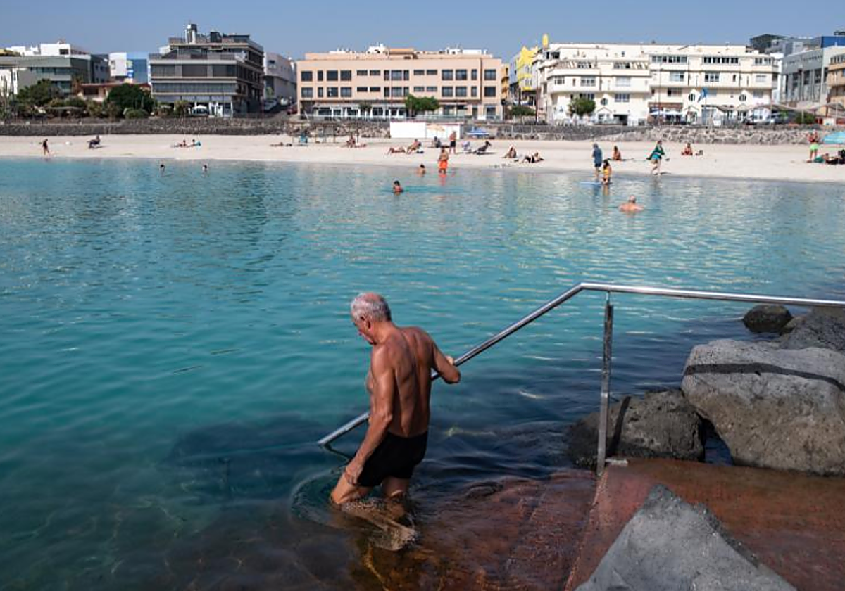 Un bañista escapa del calor en «Playa Chica» en Puerto del Rosario, Fuerteventura