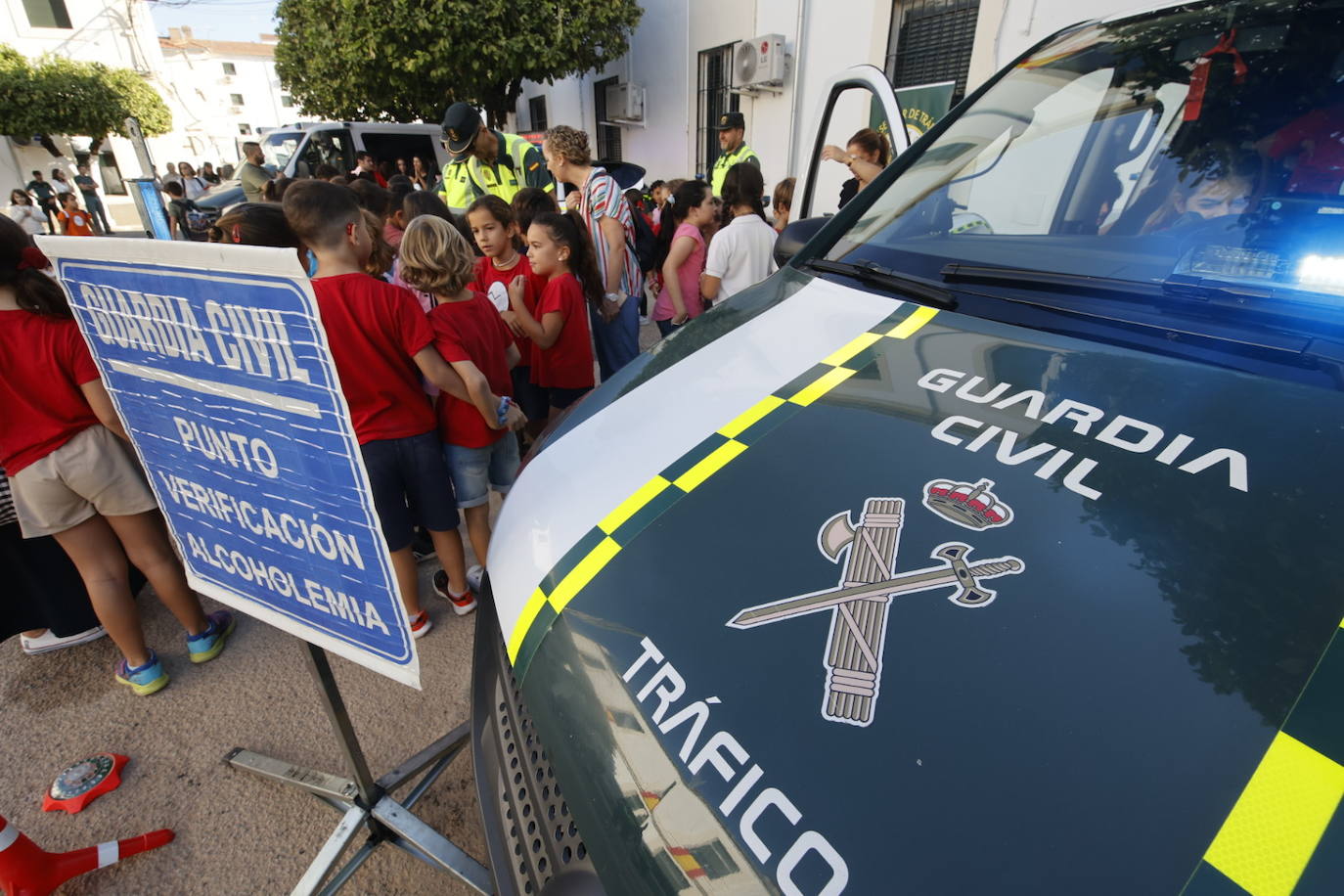 Fotos: los más pequeños disfrutan con la exposición de medios de la Guardia Civil de Córdoba