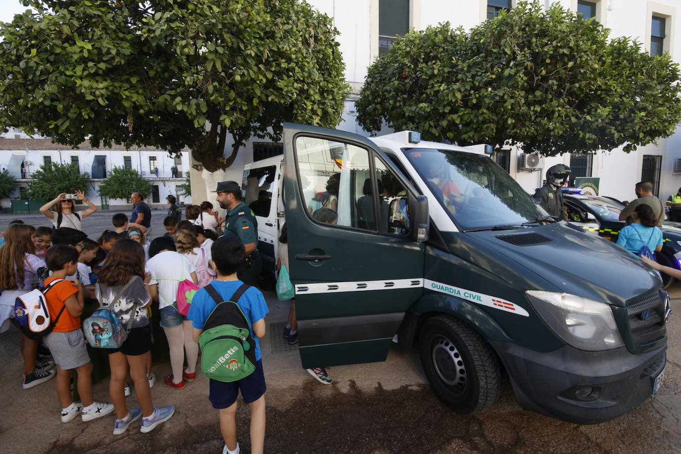 Fotos: los más pequeños disfrutan con la exposición de medios de la Guardia Civil de Córdoba