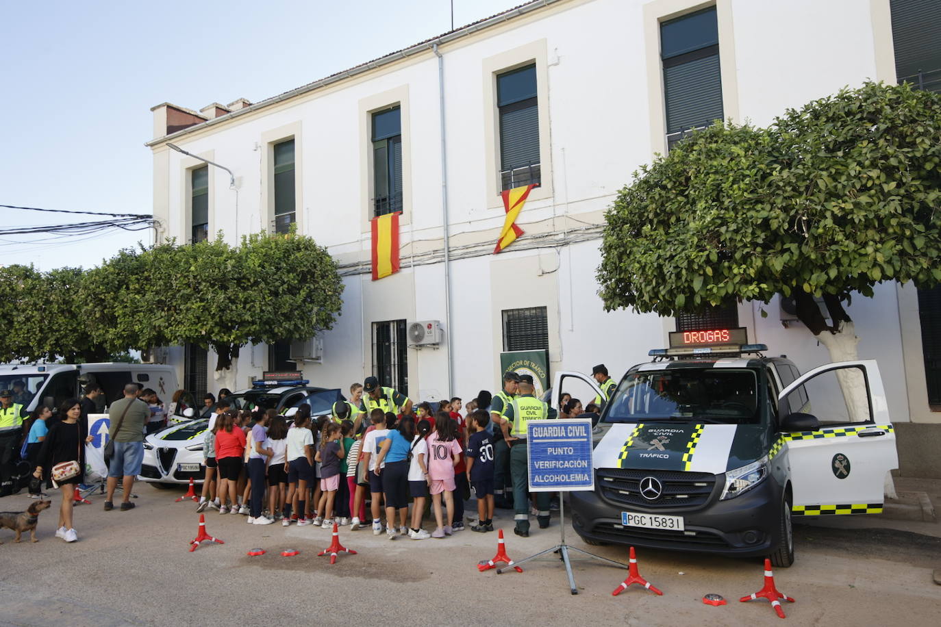 Fotos: los más pequeños disfrutan con la exposición de medios de la Guardia Civil de Córdoba