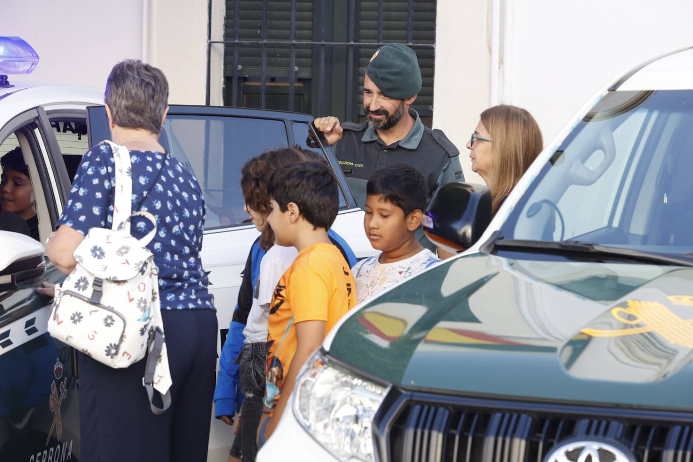 Fotos: los más pequeños disfrutan con la exposición de medios de la Guardia Civil de Córdoba