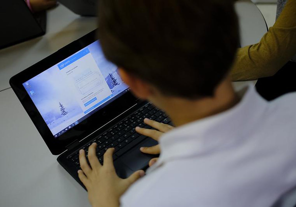 Uso de ordenador en una aula de primaria