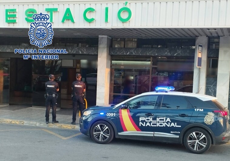 Imagen de la Policía Nacional en la estación de autobuses de Elche