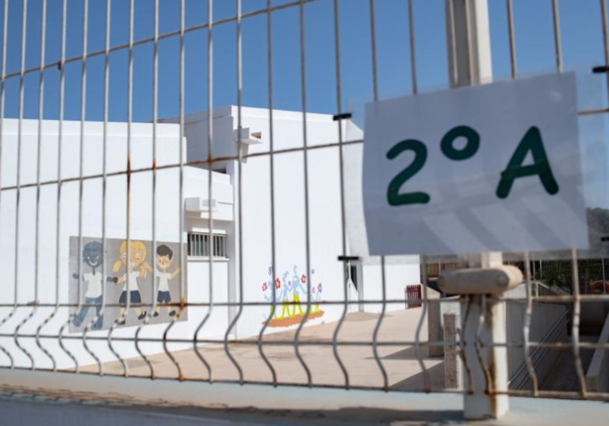 El colegio San José de Calasanz en el termino municipal de Puerto del Rosario. cerrado a causa del calor.