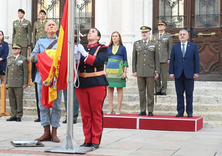 Acto de izamiento de bandera organizado por el Ejército en Burgos con motivo del Día de la Hispanidad